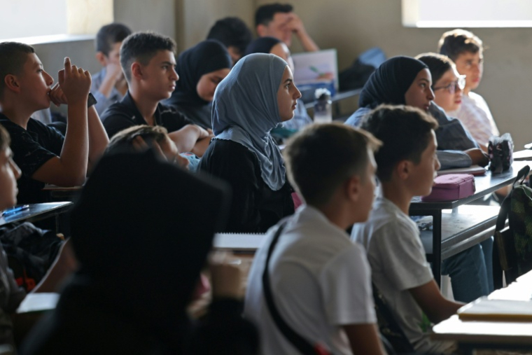 Rentrée des classes dans la nouvelle école toujours en chantier de Borj Qalaouiyé, dans le sud du Liban, après la destruction du bâtiment précédent par une frappe israélienne, le 24 septembre 2026 ( AFP / Anwar AMRO )