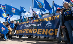 Des militants séparatistes de l'Alberta rassemblés devant les locaux d'Elections Canada pour déposer une pétition demandant la sécession de cette province, le 4 mai 2026 à  Edmonton (Canada). ( AFP / Henry MARKEN )