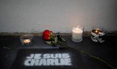 Des fleurs et des bougies devant l'ancien bureau du journal satirique Charlie Hebdo