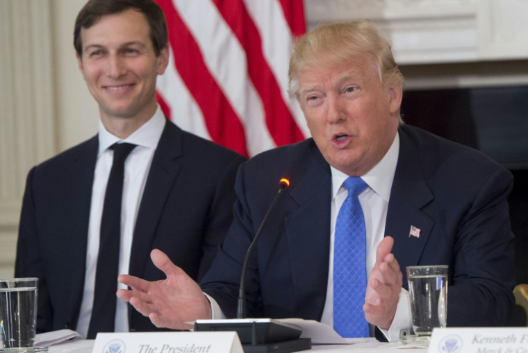 Le président américain Donald Trump (d) et son gendre Jared Kushner, à la Maison Blanche, le 23 février 2017 à Washington ( AFP / SAUL LOEB )