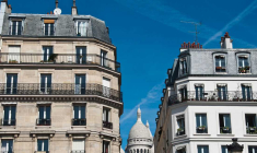 À Paris, l'activité ralentit, les délais de vente s'allongent. La baisse des prix constatée dans certains réseaux d'agences reste toutefois encore modeste. Les notaires l'évaluent en moyenne à -1,2% sur un an. (© )