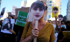 Des manifestants se rassemblent en soutien aux femmes iraniennes et contre la mort de Mahsa Amini sur la place Callao à Madrid