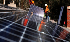 Des installateurs solaires de Baker Electric placent des panneaux solaires sur le toit d'une maison résidentielle à Scripps Ranch, San Diego, Californie