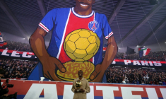 L'attaquant n°10 du Paris Saint-Germain Ousmane Dembélé et son trophée du Ballon d'Or lors d'une cérémonie après le match de football de L1 entre le Paris Saint-Germain (PSG) et Auxerre au stade du Parc des Princes à Paris, le 27 septembre 2025 ( AFP / FRANCK FIFE )