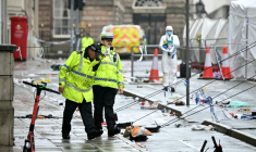 Des policiers sur les lieux où une voiture a foncé dans la foule lors de la parade de la victoire pour le trophée de la Premier League remporté club de football Liverpool FC, le 27 mai 2025 à Liverpool, dans le nord-ouest de l'Angleterre ( AFP / Paul ELLIS )