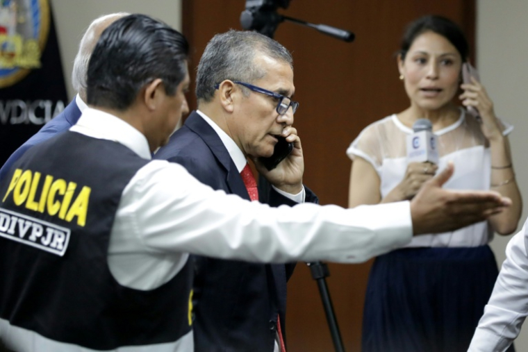 L’ancien président péruvien (2011-2016), Ollanta Humala, parle au téléphone en quittant son procès dans un tribunal de Lima, le 15 avril 2025 ( AFP / CONNIE FRANCE )
