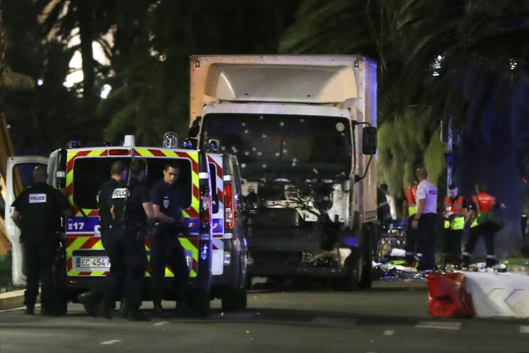 Des policiers et des secouristes  près d'un camion qui a foncé dans la foule venue voir le feu d'artifice sur la Promenade des Anglais à Nice, le 14 juillet 2016 ( AFP / VALERY HACHE )