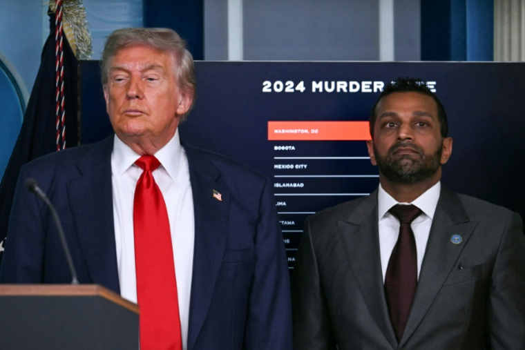 Donald Trump et le directeur du FBI, Kash Patel, lors d'une conférence de presse à la Maison Blanche à Washington, le 11 août 2025 ( AFP / ANDREW CABALLERO-REYNOLDS )