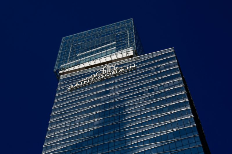 Le logo de Saint-Gobain au siège de la société à La Défense