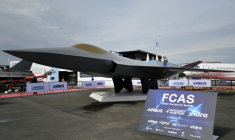 Maquette du futur avion de combat européen du programme Scaf présenté au salon du Bourget, près de Paris, le 18 février 2026  ( AFP / JULIEN DE ROSA )