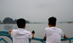 Des gens attendent des nouvelles de leurs proches après le naufrage d'un bateau de tourisme qui a fait au moins 35 morts dans la province vietnamienne côtière de Quang Ninh, le long de la Baie d'Halong, le 20 juillet 2025 ( AFP / Nhac NGUYEN )