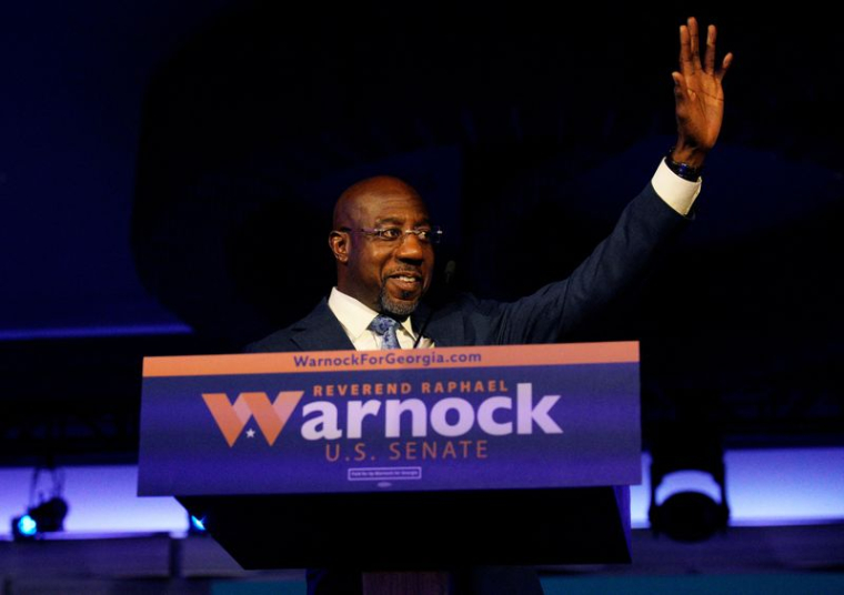 Le sénateur démocrate sortant, Raphael Warnock, à Atlanta, en Géorgie, lors des élections de mi-mandat aux États-Unis