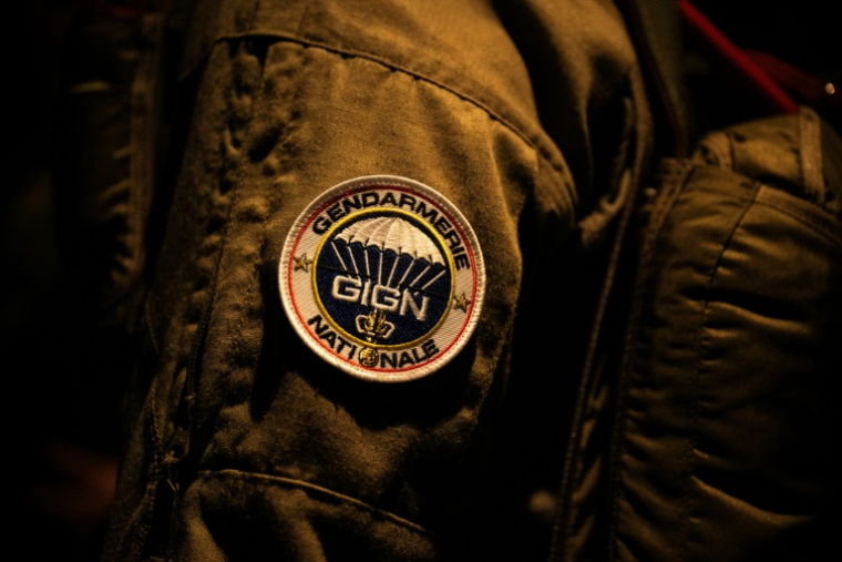 L'écusson du GIGN sur un membre de cette unité d'élite de la gendarmerie en opération aéroportée près d'Orléans, le 23 juin 2025 ( AFP / JULIEN DE ROSA )
