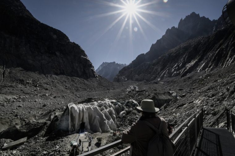Des touristes observent ce qui reste de la Mer de glace dans le massif du Mont Blanc, dans les Alpes françaises, le 23 septembre 2026 ( AFP / JEFF PACHOUD )
