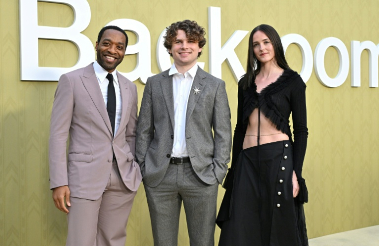 De gauche à droite l'acteur britannique Chiwetel Ejiofor, le réalisateur américain Kane Parsons et l'actrice norvégienne Renate Reinsve lors d'une avant première de "Backrooms" à Santa Monica, en Californie le 7 mai 2026 ( AFP / LISA O'CONNOR )