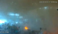 Capture d'écran tirée d'images de vidéosurveillance diffusées par le ministère saoudien de l'Information le 11 octobre 2026, montrant le moment où l'aéroport international de Ryad est frappé par une attaque des Houthis la veille  ( SAUDI MEDIA MINISTRY / - )