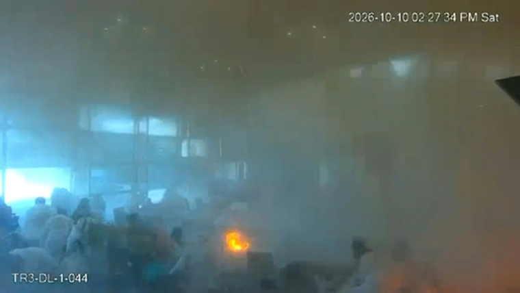 Capture d’écran tirée d’images de vidéosurveillance diffusées par le ministère saoudien de l’Information le 11 octobre 2026 montrant le moment où l’aéroport international de Ryad est frappé par une attaque des Houthis la veille  ( SAUDI MEDIA MINISTRY / - )