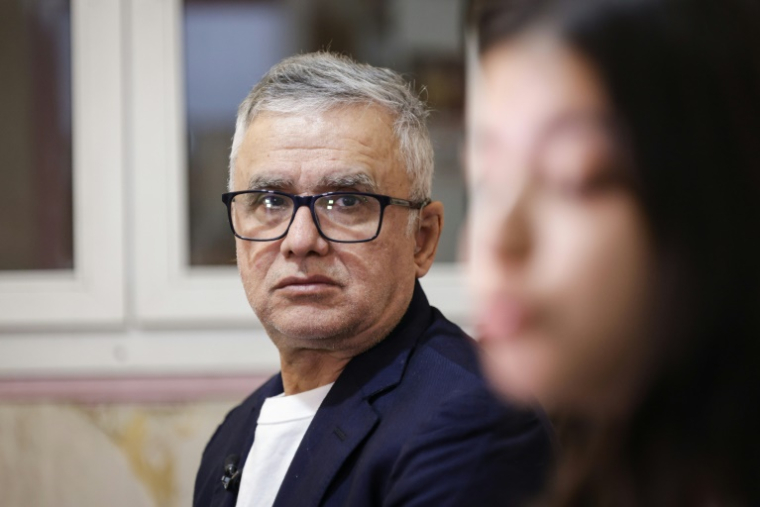 Le journaliste iranien Taghi Rahmani, époux de Narges Mohammadi, chez lui à Paris en décembre 2023. ( AFP / Geoffroy Van der Hasselt )