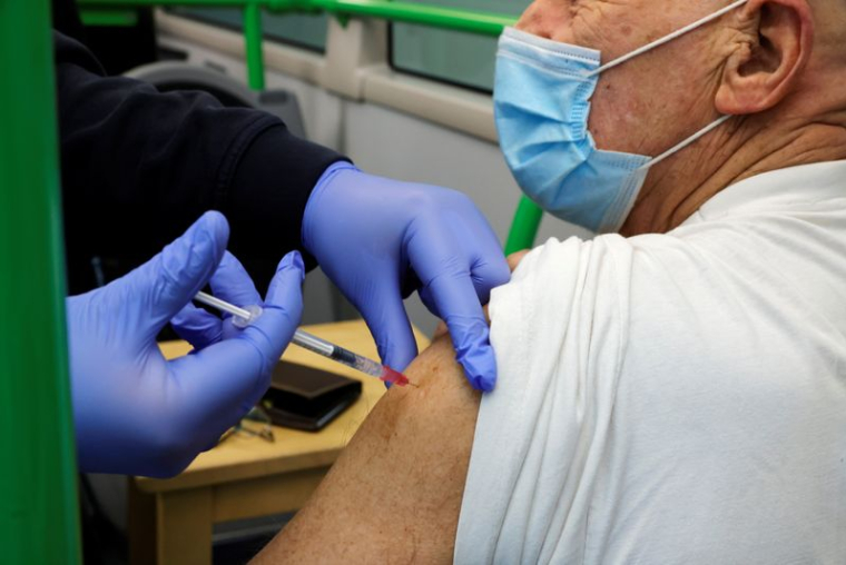 EUROPE, LA "ROULETTE RUSSE" DES INJECTIONS ANTI-COVID-19 FACE À LA PÉNURIE D'AIGUILLES