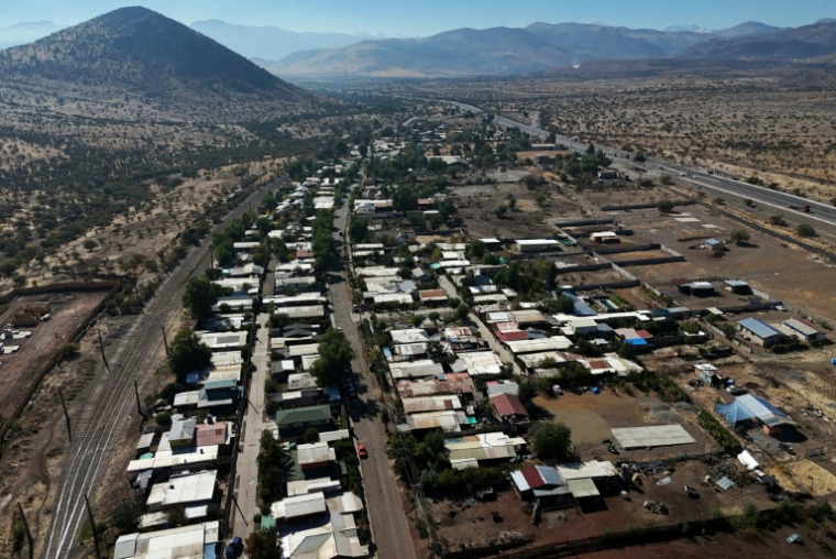 Le quartier Montenegro, la zone résidentielle la plus proche de la décharge de Los Colorados, exploitée par KDM Residuos, à Tiltil, au Chili, le 8 mai 2026 ( AFP / Rodrigo ARANGUA )