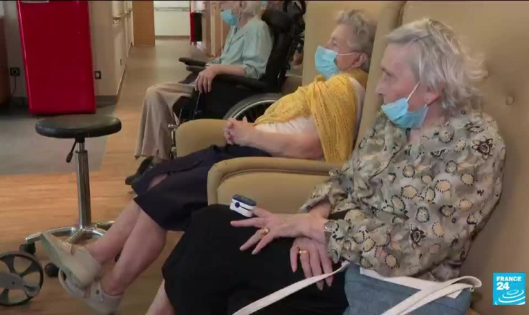 Covid-19 en France : début de l'administration de la 3e dose dans les Ehpad