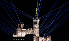Spectacle son et lumière pour le retour de la Bonne-Mère à Marseille, le 7 décembre 2025 ( AFP / Thibaud MORITZ )