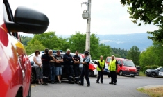 Des pompiers et un gendarme près des lieux où des spectateurs sont morts après avoir été heurtés par une voiture qui a quitté la route lors d'un rallye automobile à Saint-Just, dans le Puy-de-Dôme, le 26 juillet 2025 ( AFP / Sylvain Thizy )