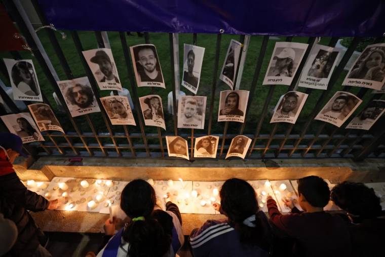 Hommage à des victimes de l'attaque du Hamas en Israël, mercredi 11 octobre à Santiago, au Chili.  ( AFP / MARTIN BERNETTI )