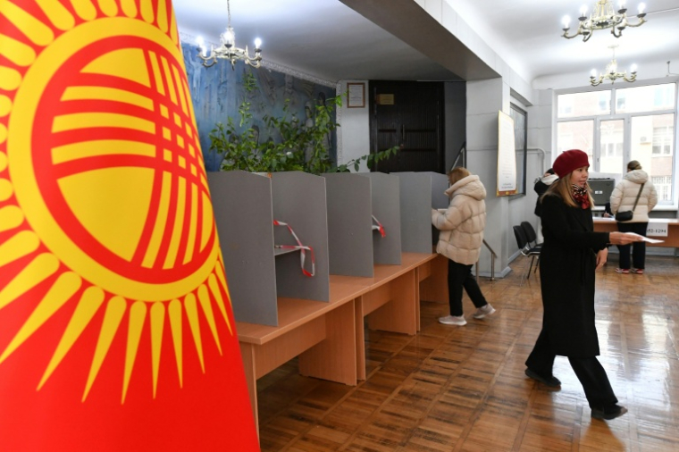 Elections législatives anticipées au Kirghizstan, dans la capitale Bichkek, le 30 novembre 2025 ( AFP / Vyacheslav OSELEDKO )