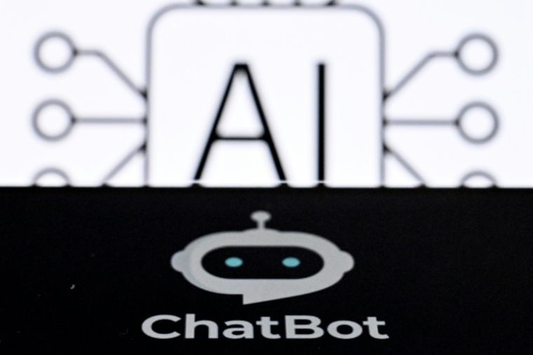 Les lettres "AI", pour Artificial Intelligence (intelligence artificielle), accompagnent le logo d'un chatbot sur l'écran d'un smartphone, à Francfort-sur-le-Main, en Allemagne, le 7 mai 2026 ( AFP / Kirill KUDRYAVTSEV )