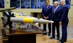 Vladimir Poutine en visite dans une usine de construction en Russie