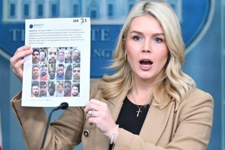 La porte-parole de la Maison Blanche Karoline Leavitt montre un document lors d'un point de presse le 15 janvier 2026. ( AFP / Mandel NGAN )