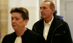L'animateur Jean-Marc Morandini (d) arrive au palais de justice de Paris, le 27 novembre 2024, avant une audience de son procès en appel pour "corruption de mineurs" ( AFP / Dimitar DILKOFF )