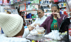 Une personne achète un sachet de trois oeufs dans un magasin du quartier du Bronx, à New York, le 27 février 2025 ( AFP / CHARLY TRIBALLEAU )