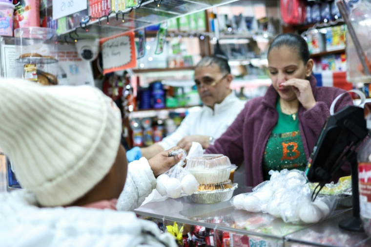Une personne achète un sachet de trois oeufs dans un magasin du quartier du Bronx, à New York, le 27 février 2025 ( AFP / CHARLY TRIBALLEAU )