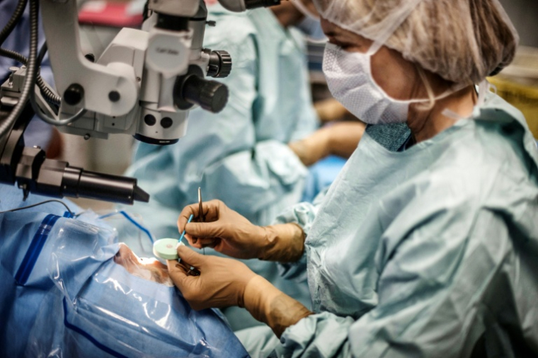 Des chirurgiens réalisent une greffe de cornée à l'hôpital Édouard Herriot de Lyon, le 2 avril 2012  ( AFP / JEFF PACHOUD )