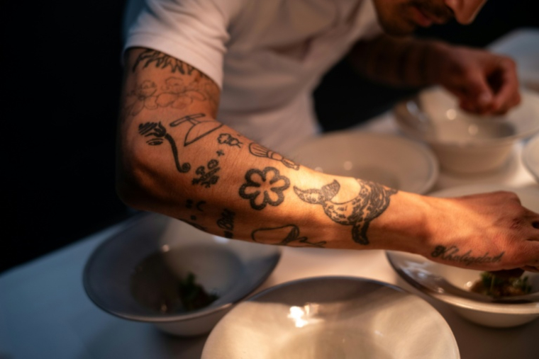 Le chef Habi Khaliqdad dans le restaurant Ulo, à Ilulissat, au Groenland, le 18 mars 2026 ( AFP / Florent VERGNES )
