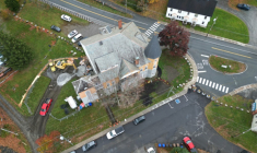 Cette vue aérienne montre la construction en cours d'un point d'accès canadien à la bibliothèque Haskell, qui est traversée par la frontière canado-américaine, marquée par des rochers, à Stanstead le 22 octobre 2025  ( AFP / Daphné LEMELIN )