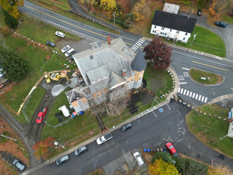 Cette vue aérienne montre la construction en cours d'un point d'accès canadien à la bibliothèque Haskell, qui est traversée par la frontière canado-américaine, marquée par des rochers, à Stanstead le 22 octobre 2025  ( AFP / Daphné LEMELIN )