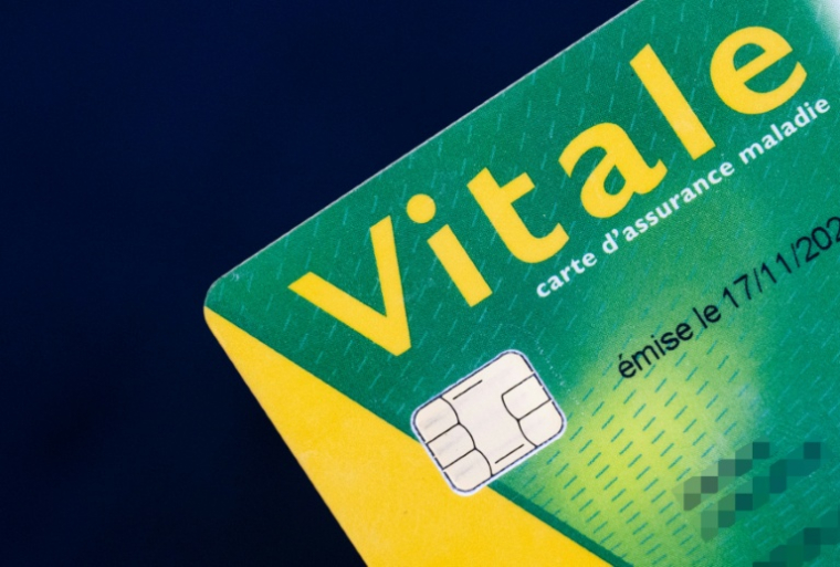 La présentation de la carte Vitale est devenue obligatoire pour qu'un audioprothésiste puisse facturer son service à l'Assurance maladie et aux complémentaires santé ( AFP / Julie SEBADELHA )