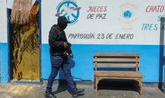 Un membre des colectivos, groupes paramilitaires vénézuéliens qui contrôlent les rues, le 7 janvier 2026 à Caracas ( AFP / Pedro MATTEY )