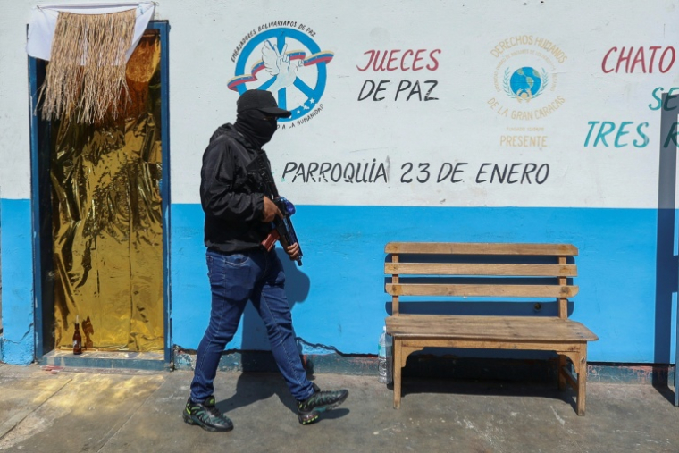 Un membre des colectivos, groupes paramilitaires vénézuéliens qui contrôlent les rues, le 7 janvier 2026 à Caracas ( AFP / Pedro MATTEY )