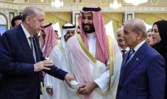 Photographe fournie par Ankara montrant le président turc Recep Tayyip Erdogan, le prince héritier saoudien Mohammed ben Salmane et le Premier ministre pakistanais Shehbaz Sharif signer un pacte de défense, le 7 août 2026 à La Mecque ( Turkish Presidency Press Office / Handout )