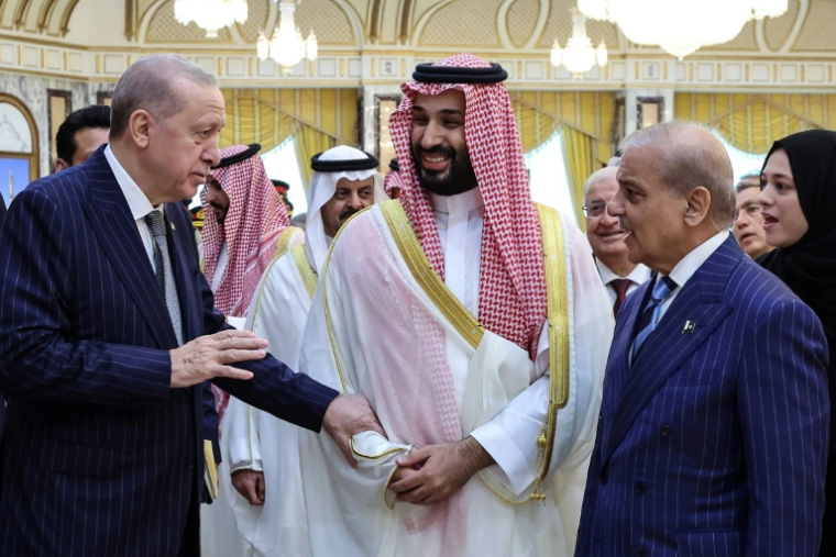 Photographe fournie par Ankara montrant le président turc Recep Tayyip Erdogan, le prince héritier saoudien Mohammed ben Salmane et le Premier ministre pakistanais Shehbaz Sharif signer un pacte de défense, le 7 août 2026 à La Mecque ( Turkish Presidency Press Office / Handout )
