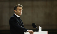 Le président Emmanuel Macron lors de sa visite à la base navale de sous-marins nucléaires de l'île Longue le 2 mars 2026 à Crozon, dans le Finistère ( POOL / Yoan VALAT )