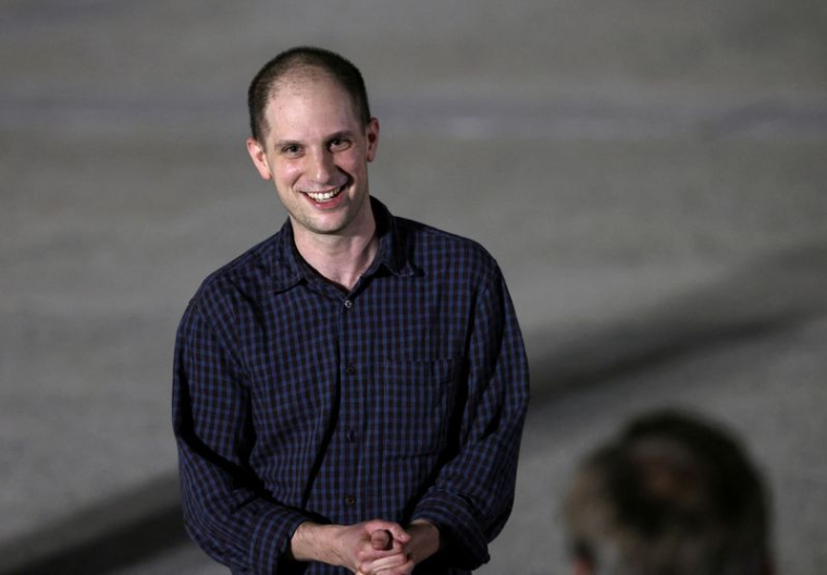 Evan Gershkovich sourit après son retour aux États-Unis