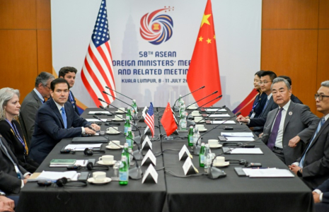 Le secrétaire d'État américain Marco Rubio (2e g) et le ministre chinois des Affaires étrangères Wang Yi (2e d) lors d'une rencontre en marge de la 58e réunion des ministres des Affaires étrangères de l'Asean à Kuala Lumpur, le 11 juillet 2025 en Malaisie ( POOL / Mandel NGAN )