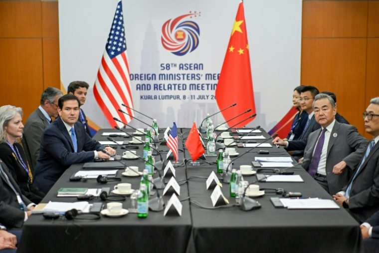 Le secrétaire d'État américain Marco Rubio (2e g) et le ministre chinois des Affaires étrangères Wang Yi (2e d) lors d'une rencontre en marge de la 58e réunion des ministres des Affaires étrangères de l'Asean à Kuala Lumpur, le 11 juillet 2025 en Malaisie ( POOL / Mandel NGAN )