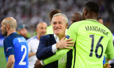 «Un vrai leader » : Deschamps réagit à la retraite de Mandanda