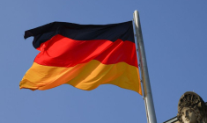 Le drapeau national allemand flotte au sommet du bâtiment du Reichstag